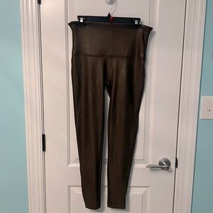 Size 1X shimmery brown Spanx leggings. In like new condition.
